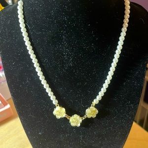 Cute vintage pearl and flower necklace and bracelet duo